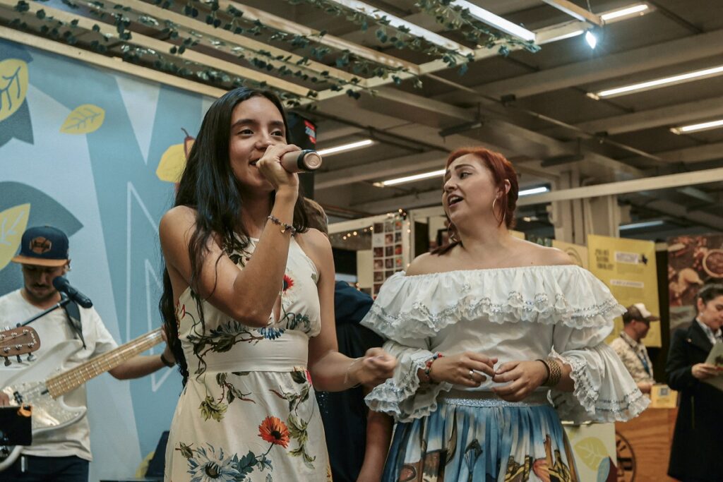 Elizabeth Castañeda y Milena Álvarez interpretando la canción Asómbrate