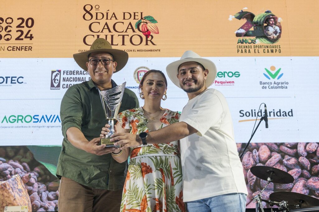 Ferney Guaitero (izquierda), junto a Milena Álvarez y Brayan Rojas, intérpretes de Asómbrate, sostienen el premio Gran Latino Plus