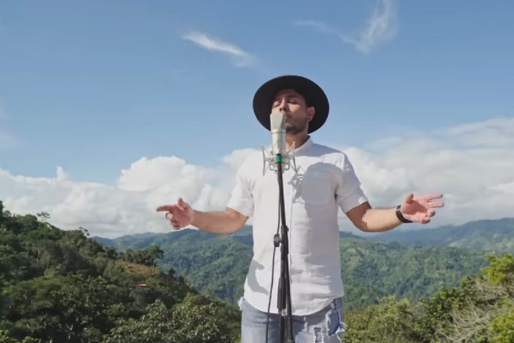 Brayan Rojas, cantante aficionado, de Rionegro, Santander, interpretando la canción Asómbrate